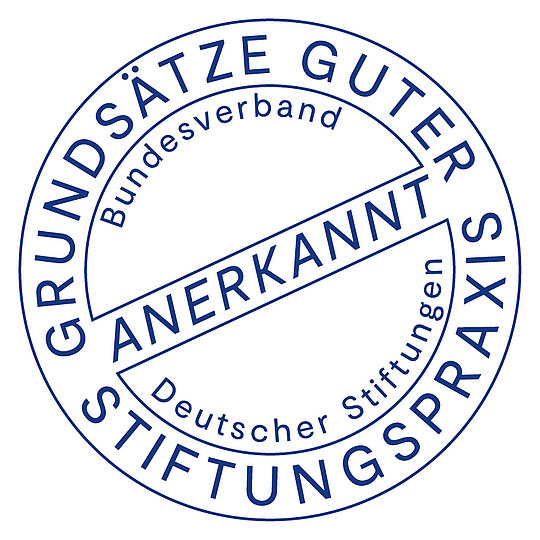 Runder Stempel mit dem Text 'Grundsätze guter Stiftungspraxis', 'Bundesverband Deutscher Stiftungen' und 'Anerkannt' in der Mitte
