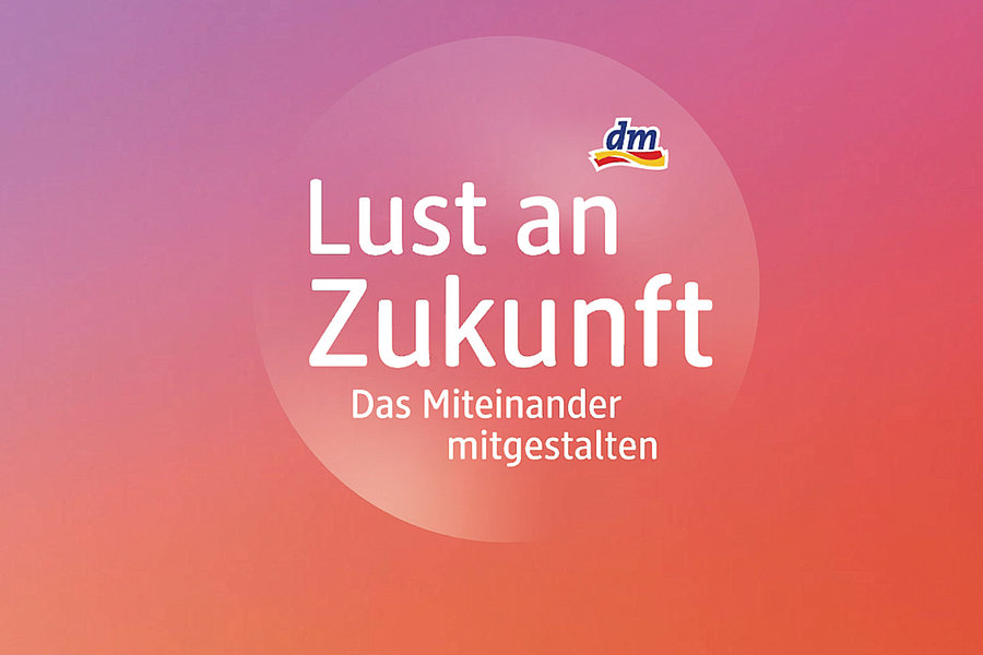 Text auf farbigem Hintergrund mit dem Schriftzug 'Lust an Zukunft Das Miteinander mitgestalten' und kleinem dm-Logo