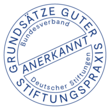 Runder Stempel mit dem Text 'Grundsätze guter Stiftungspraxis', 'Bundesverband Deutscher Stiftungen' und 'Anerkannt' in der Mitte
