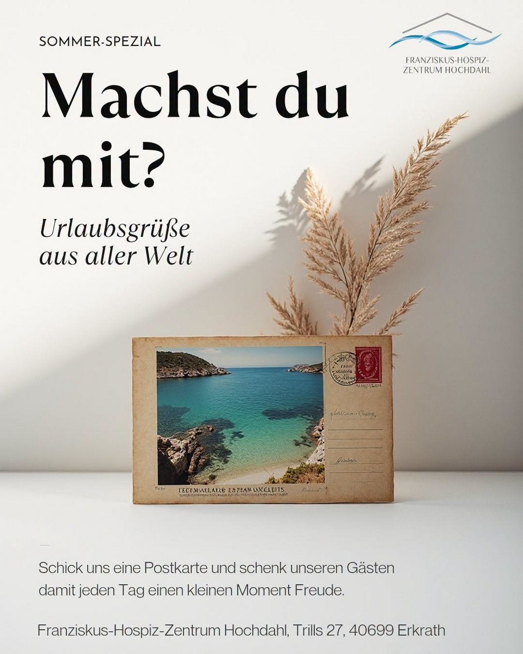 Postkarte mit Urlaubsbild einer Küstenlandschaft und Text 'Machst du mit? Urlaubsgrüße aus aller Welt' sowie Logo des Franziskus-Hospiz-Zentrums Hochdahl